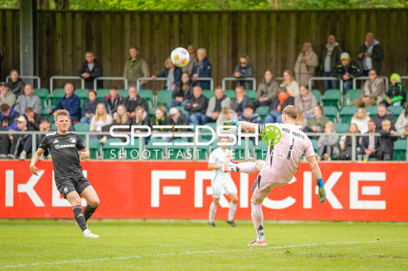 Torwart klärt Ball