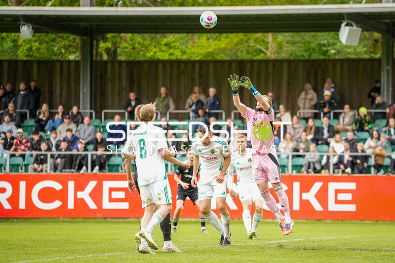 Torwart fängt Ball