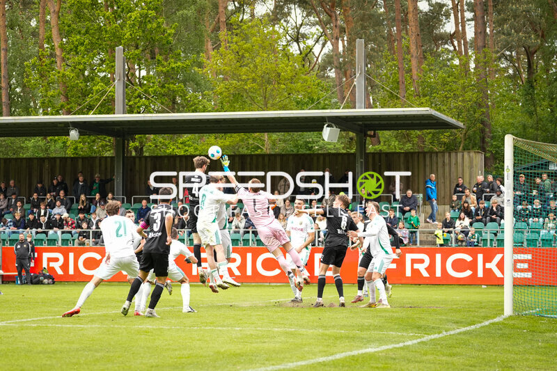 Torwart fängt Ball