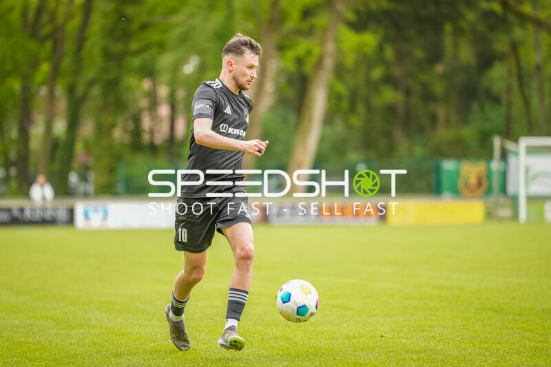 Spieler mit Ball am Fuß