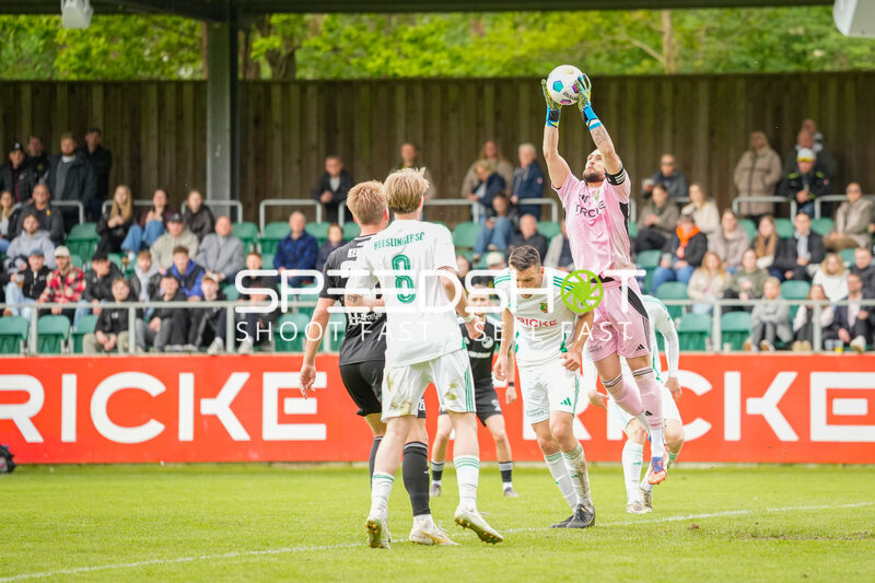 Torwart fängt Ball