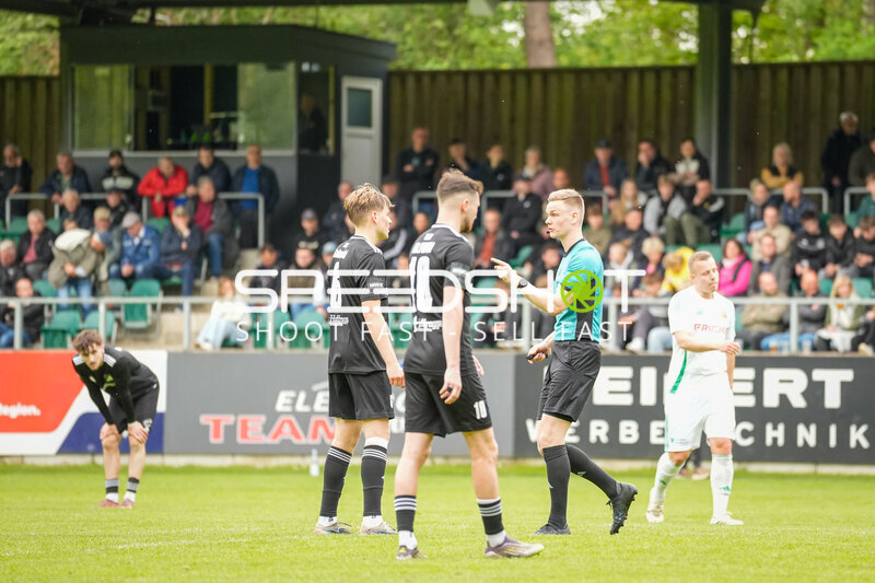 Schiedsrichter auf dem Platz