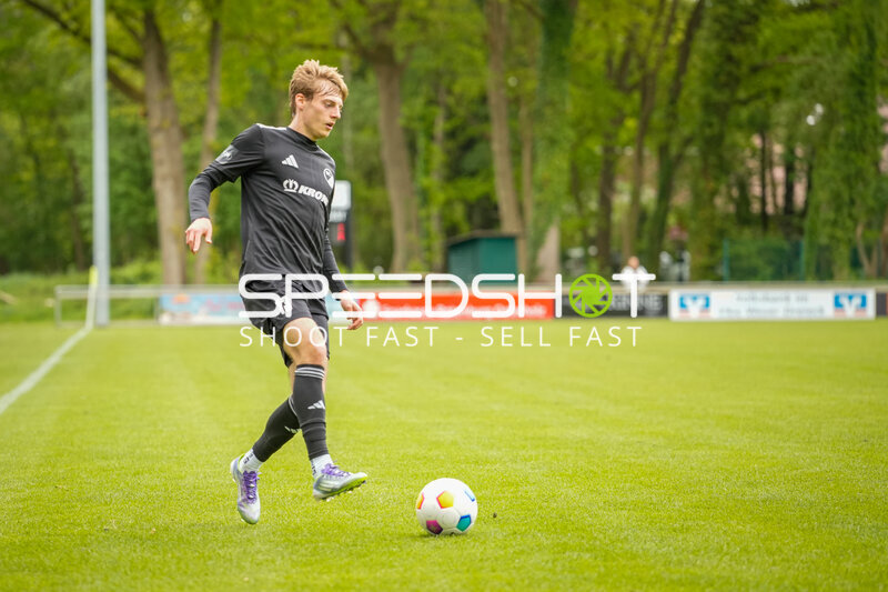 Spieler mit Ball am Fuß