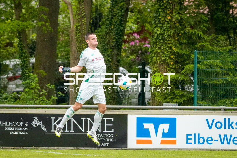 Torwart fängt Ball