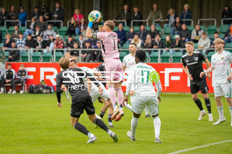 Torwart fängt Ball am A-Platz