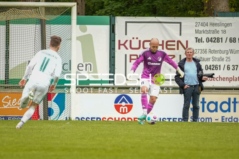 Torwart klärt Ball