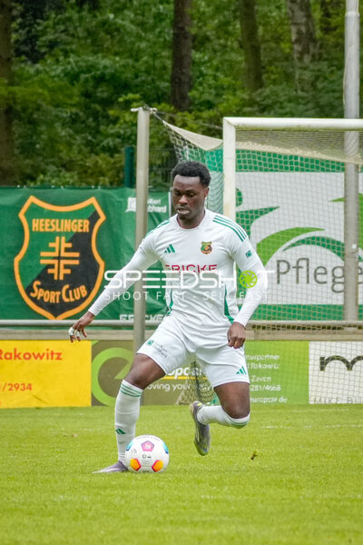 Spieler mit Ball am Fuß