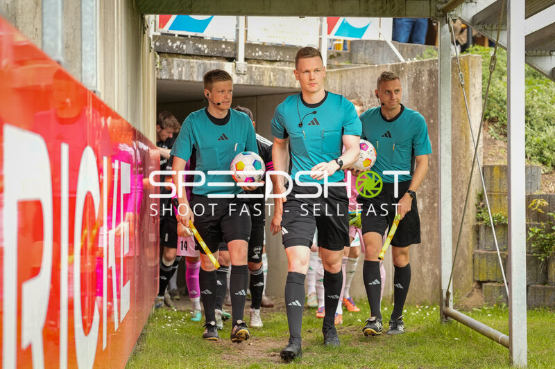 Schiedsrichter betreten Platz