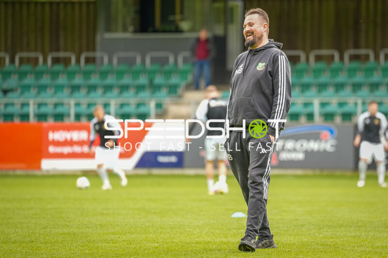 Trainer lacht beim Training