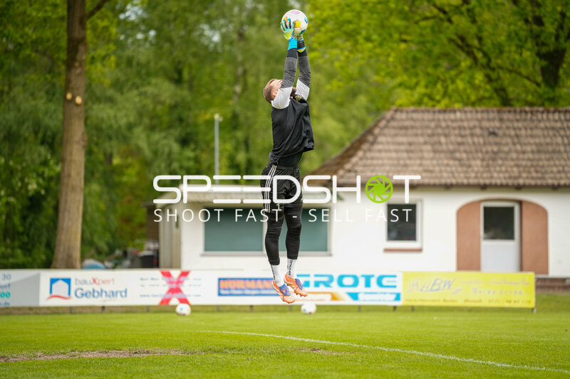 Torwart fängt Ball