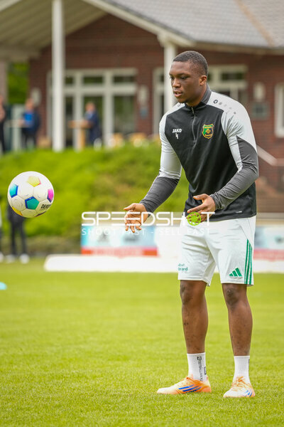 Spieler mit Ball am Fuß