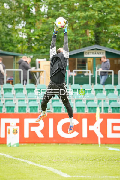 Torwart fängt Ball