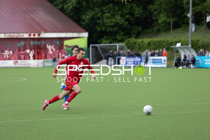 Spieler sprintet zum Ball