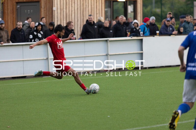 Spieler schießt Ball