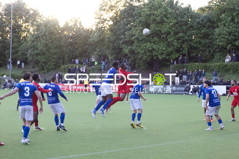 Kopfballduell am Sportzentrum