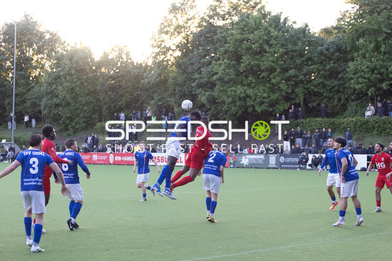 Kopfball-Duell im Spiel
