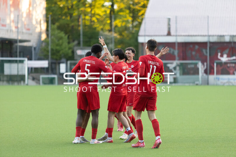Spieler feiern gemeinsam
