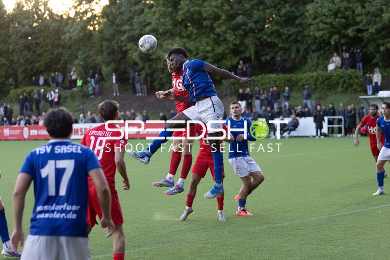 Kopfball-Duell am Sportzentrum
