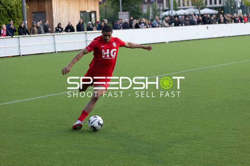 Spieler schießt Ball