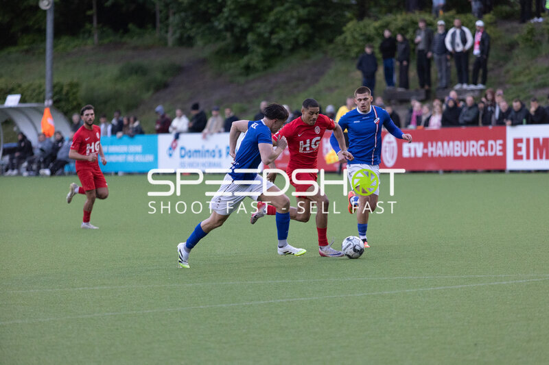 Spieler im Zweikampf um Ball