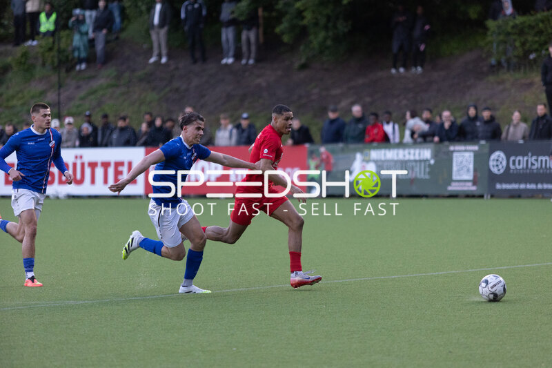 Spieler sprinten zum Ball