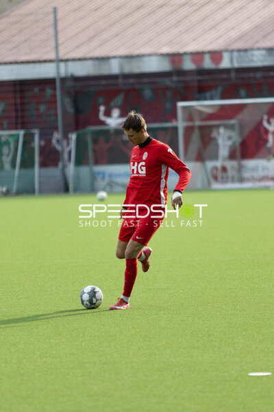Spieler mit Ball am Fuß