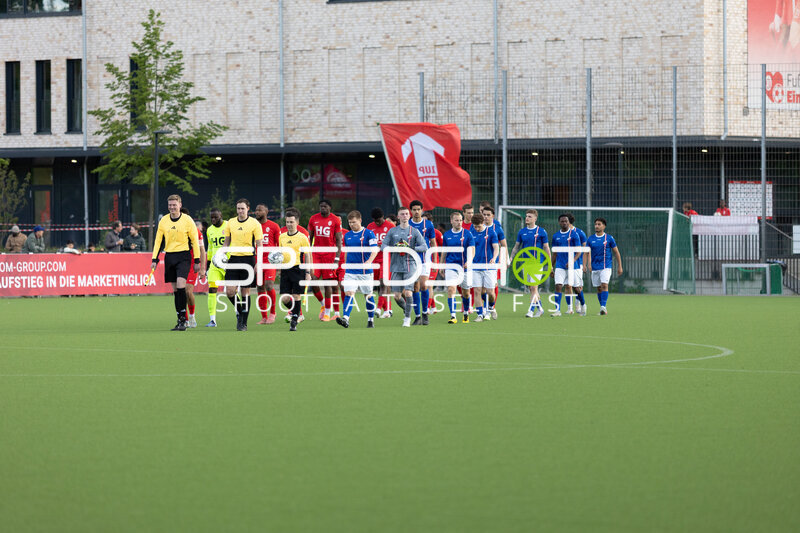 Spieler laufen ein
