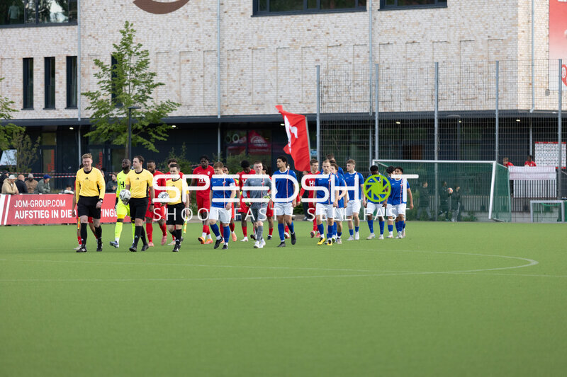 Spieler betreten Spielfeld