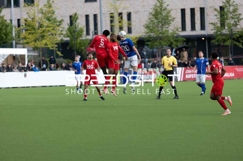 Kopfball-Duell im Spiel