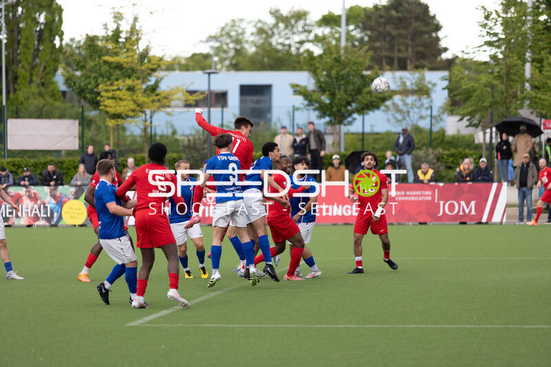 Kopfball-Duell im Spiel