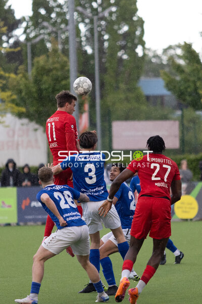 Kopfball-Duell im Sportzentrum