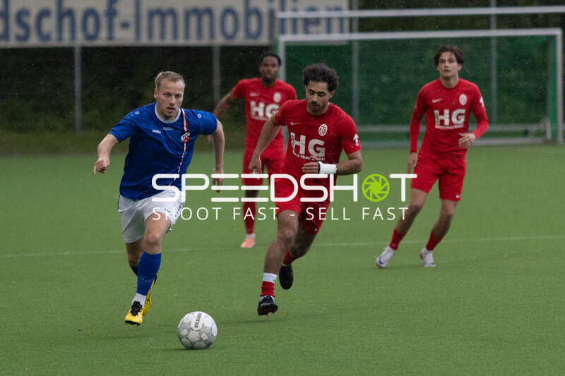 Spieler kämpfen um Ball