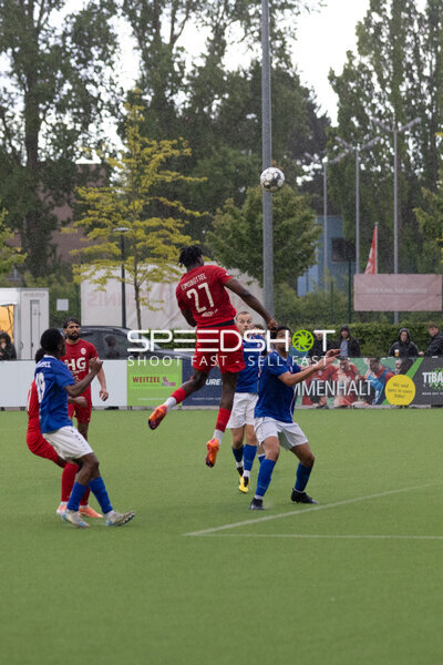 Kopfball-Duell im Spiel