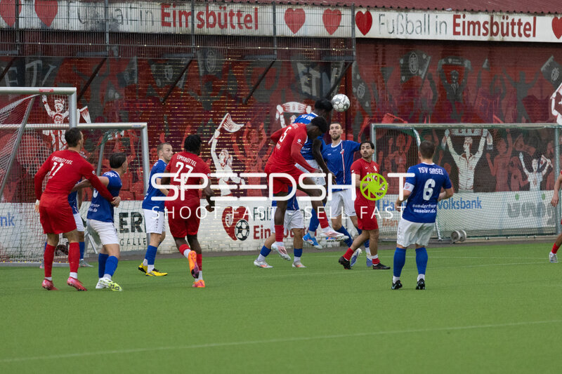 Kopfball-Duell im Strafraum