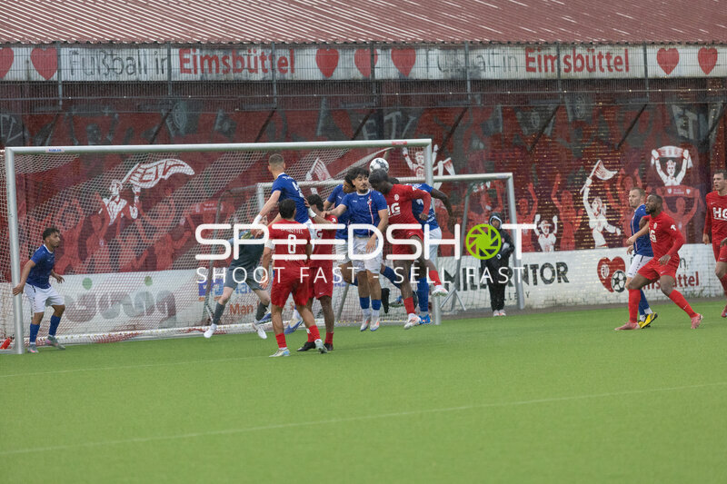 Kopfball im Torraum