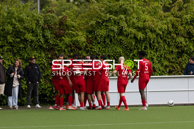 Spieler feiern gemeinsam