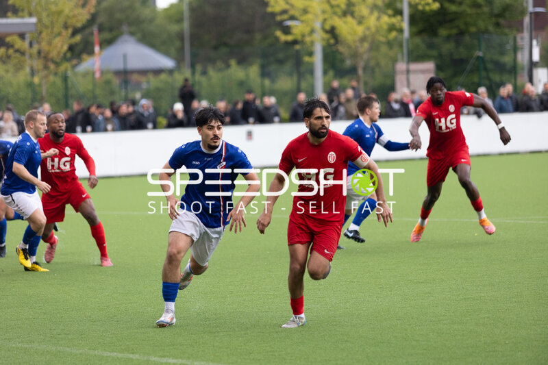 Spieler kämpfen um Ball