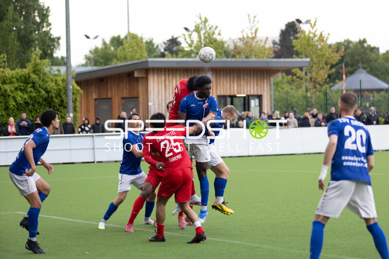 Kopfball-Duell im Spiel