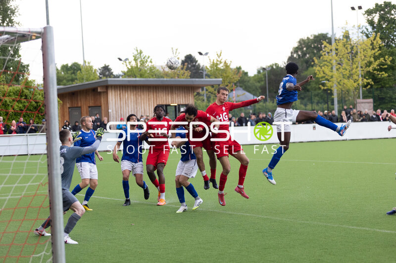 Kopfball-Duell im Torraum