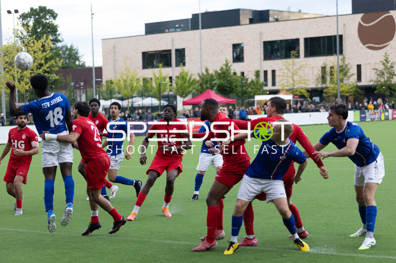 Kopfball-Duell im Sportzentrum