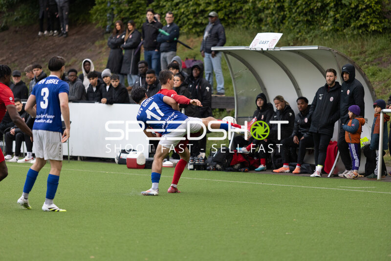 Zweikampf am Spielfeldrand