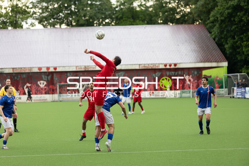 Kopfballduell im Sportzentrum