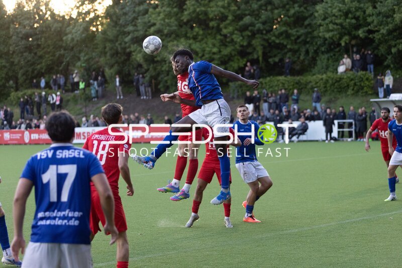 Kopfball-Duell im Oberliga-Spiel