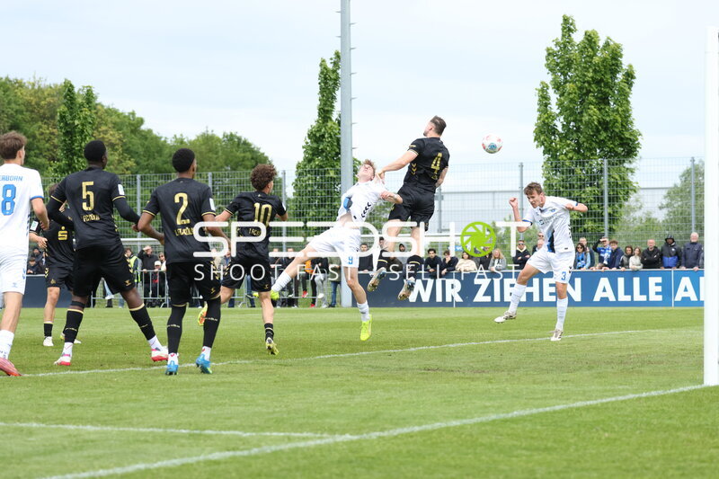 Kopfball-Duell im Strafraum