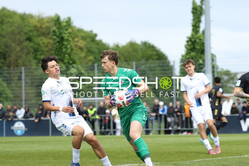 Torwart sichert Ball