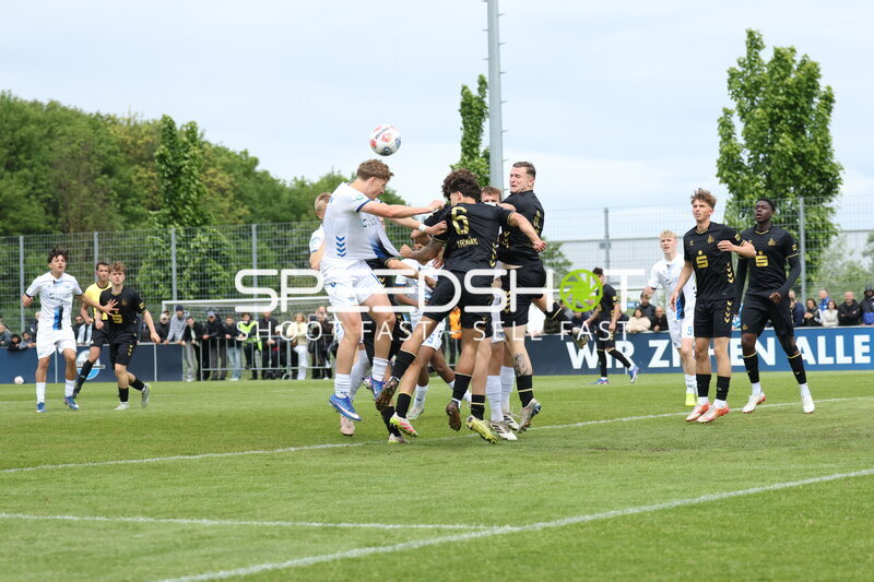U19 Zweikampf um Ball