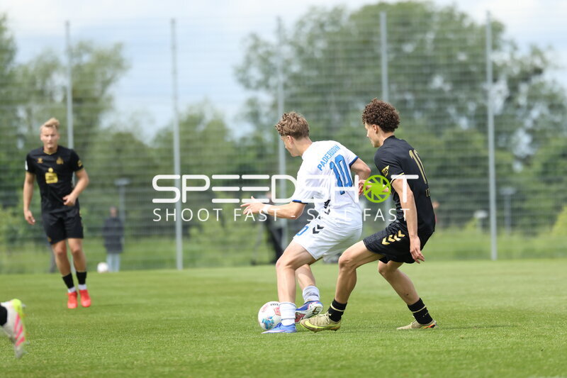 Zweikampf um Ball