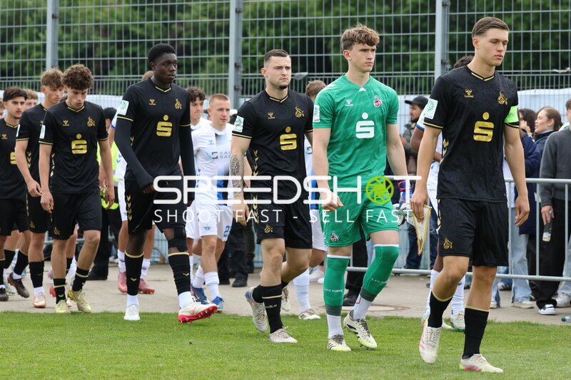 Spieler laufen aufs Feld