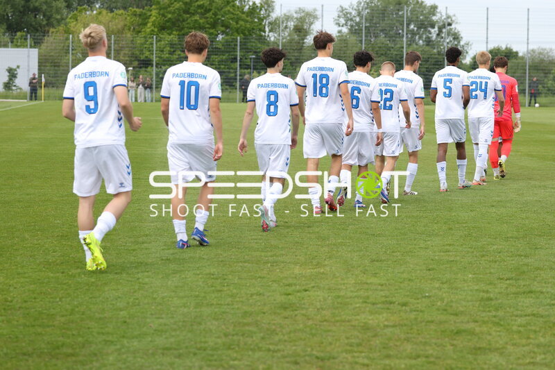 Mannschaft läuft aufs Spielfeld