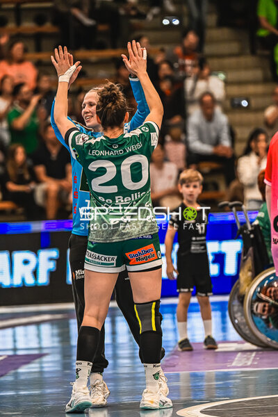 Louisa De Bellis (#20, Frisch auf Göppingen) und Celina Meißner (#61, Frisch auf Göppingen)